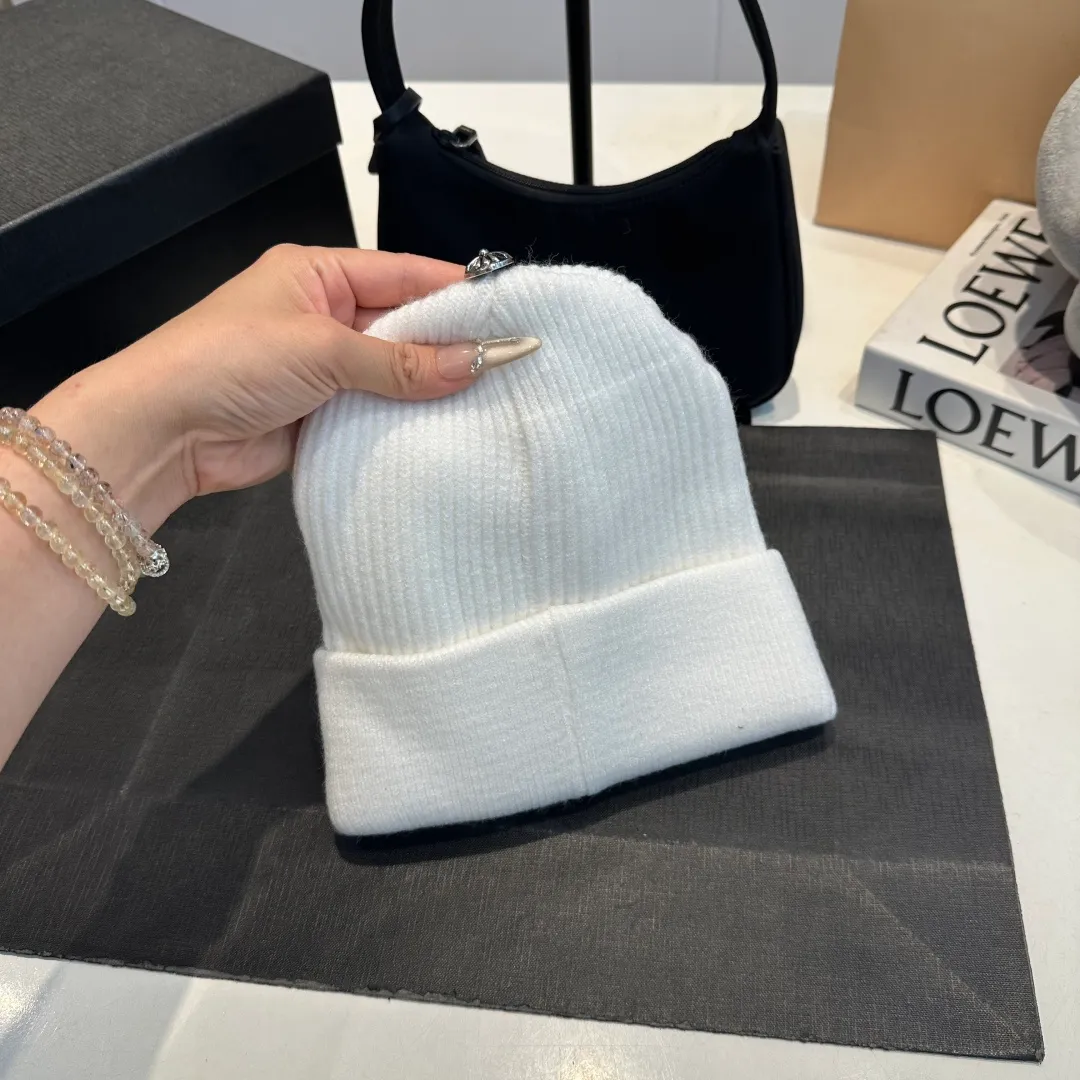 P46 Crow Heart Autumn and Winter Wool Knitted Beanie This must be a favorite of minimalism. It is clean, neat, fashionable and versatile, and will definitely not be picky about your face shape! A fashionable classic that lasts forever! Fashionable black and white can be purchased together!